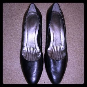 Women's Size 10- Easy Spirit Black Pumps